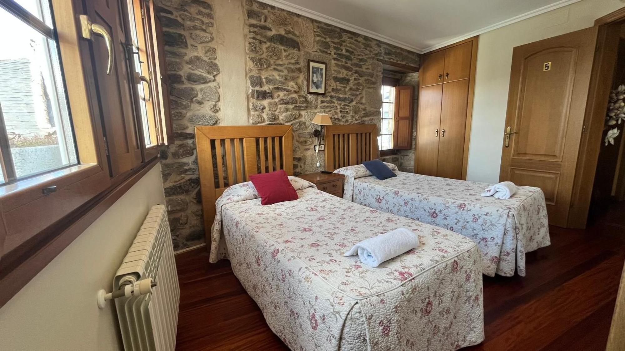 Hotel Caldelas Sacra-Pension Rustica 3 Estrellas Castro Caldelas Kültér fotó